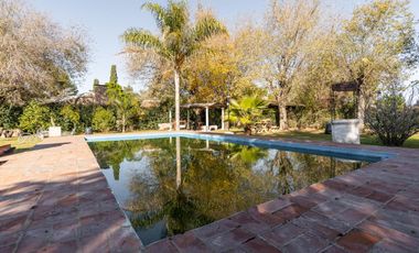 VENTA/PERMUTA - Casa - 2 dormitorios - Pileta - Pueblo Esther