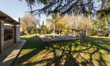 VENTA/PERMUTA - Casa - 2 dormitorios - Pileta - Pueblo Esther