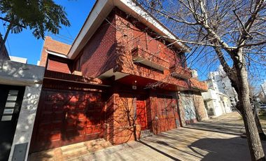 Casa en venta - 5 Dormitorios 5 Baños - Cocheras - 400Mts2 - La Plata