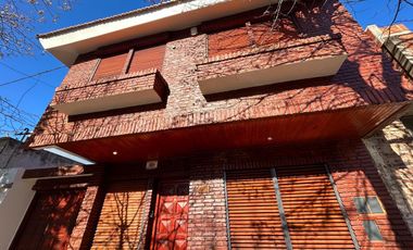Casa en venta - 5 Dormitorios 5 Baños - Cocheras - 400Mts2 - La Plata