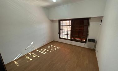 Casa en venta - 5 Dormitorios 5 Baños - Cocheras - 400Mts2 - La Plata