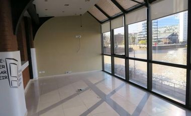 Oficina en Alquiler con vista al rio en excelente estado lista para ocupar