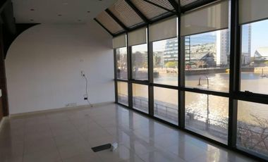 Oficina en Alquiler con vista al rio en excelente estado lista para ocupar