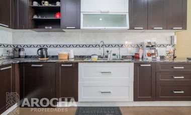 Casa en  Bernal - Venta