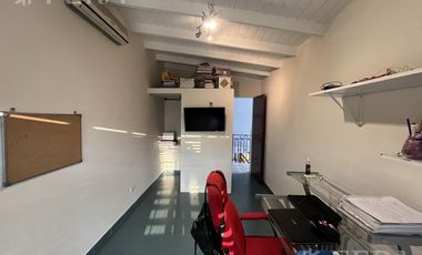 Venta de casa de 6 ambientes con cochera y piscina en Sarandí