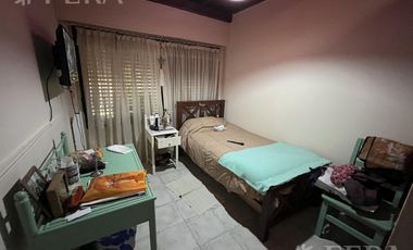 Venta de casa de 6 ambientes con cochera y piscina en Sarandí