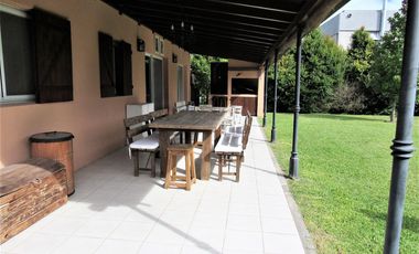 3 DORMITORIOS Y AREA DE SERVICIO. LOTE INTERNO.