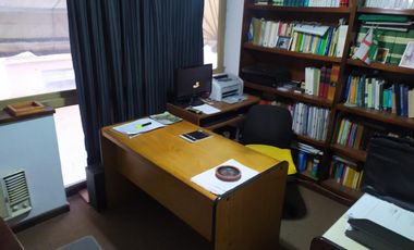 Oficina en el centro de san isidro 22 metros con baños comunes en cada piso