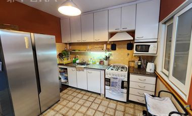 Venta casa de 5 ambientes con cochera en Wilde