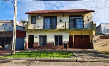 Venta casa de 5 ambientes con cochera en Wilde