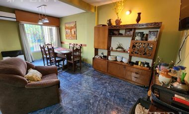 Venta casa de 5 ambientes con cochera en Wilde