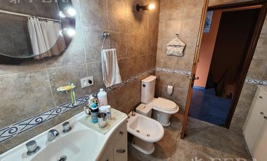 Venta casa de 5 ambientes con cochera en Wilde