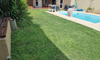 Casa en  venta en Junin centrica, dos habitaciones, amplio patio.