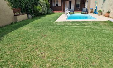 Casa en  venta en Junin centrica, dos habitaciones, amplio patio.
