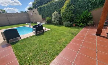 Casa en  venta en Junin centrica, dos habitaciones, amplio patio.