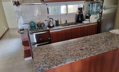 Casa en  venta en Junin centrica, dos habitaciones, amplio patio.