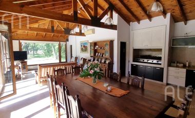 Importante Casa con 5 Dormitorios   Bosquecito propio