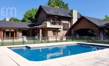 Importante Casa con 5 Dormitorios   Bosquecito propio