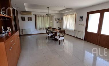 Importante Casa con 5 Dormitorios   Bosquecito propio