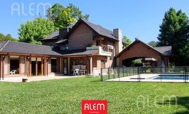 Importante Casa con 5 Dormitorios   Bosquecito propio