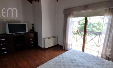 Importante Casa con 5 Dormitorios   Bosquecito propio