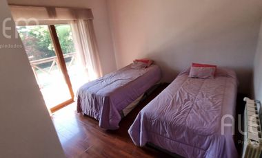 Importante Casa con 5 Dormitorios   Bosquecito propio