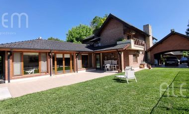 Importante Casa con 5 Dormitorios   Bosquecito propio