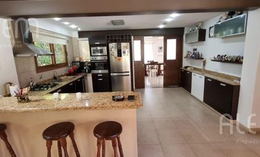 Importante Casa con 5 Dormitorios   Bosquecito propio