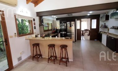 Importante Casa con 5 Dormitorios   Bosquecito propio