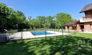 Importante Casa con 5 Dormitorios   Bosquecito propio