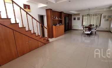 Importante Casa con 5 Dormitorios   Bosquecito propio