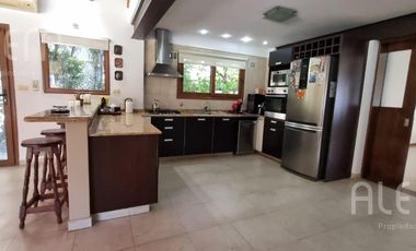 Importante Casa con 5 Dormitorios   Bosquecito propio