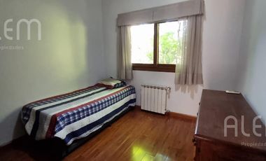 Importante Casa con 5 Dormitorios   Bosquecito propio