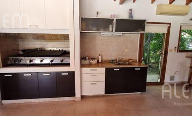 Importante Casa con 5 Dormitorios   Bosquecito propio