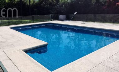 Importante Casa con 5 Dormitorios   Bosquecito propio