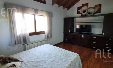 Importante Casa con 5 Dormitorios   Bosquecito propio