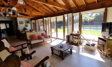 Importante Casa con 5 Dormitorios   Bosquecito propio