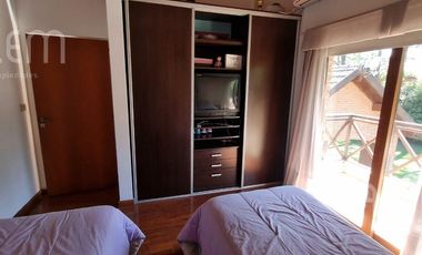 Importante Casa con 5 Dormitorios   Bosquecito propio