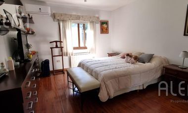 Importante Casa con 5 Dormitorios   Bosquecito propio