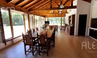 Importante Casa con 5 Dormitorios   Bosquecito propio