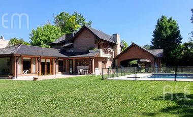 Importante Casa con 5 Dormitorios   Bosquecito propio