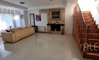 Importante Casa con 5 Dormitorios   Bosquecito propio