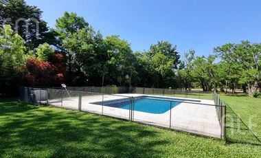 Importante Casa con 5 Dormitorios   Bosquecito propio