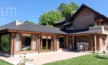 Importante Casa con 5 Dormitorios   Bosquecito propio