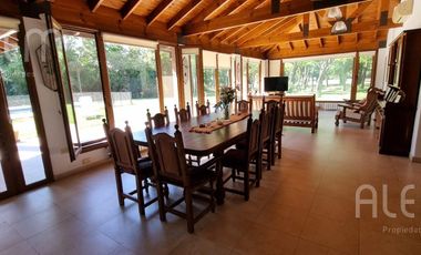 Importante Casa con 5 Dormitorios   Bosquecito propio