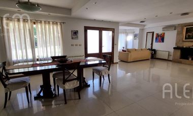 Importante Casa con 5 Dormitorios   Bosquecito propio