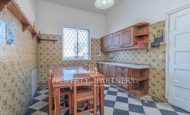 Gran casa con uso comercial