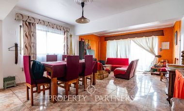 Gran Casa de 4 Niveles con Potencial Comercial en una Amplio terreno en La Serena