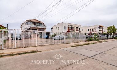 Gran Casa de 4 Niveles con Potencial Comercial en una Amplio terreno en La Serena