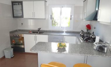Casa con local, oficinas y terreno venta centro Neuquén